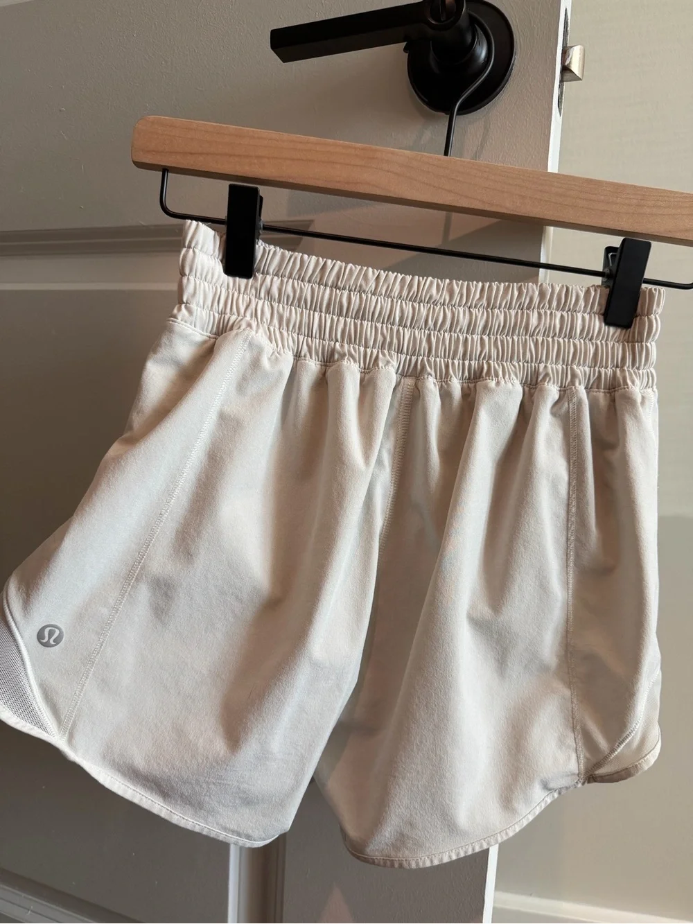 lululemon - Hotty Hot High-Rise Lined Short 4”, 2, Bone